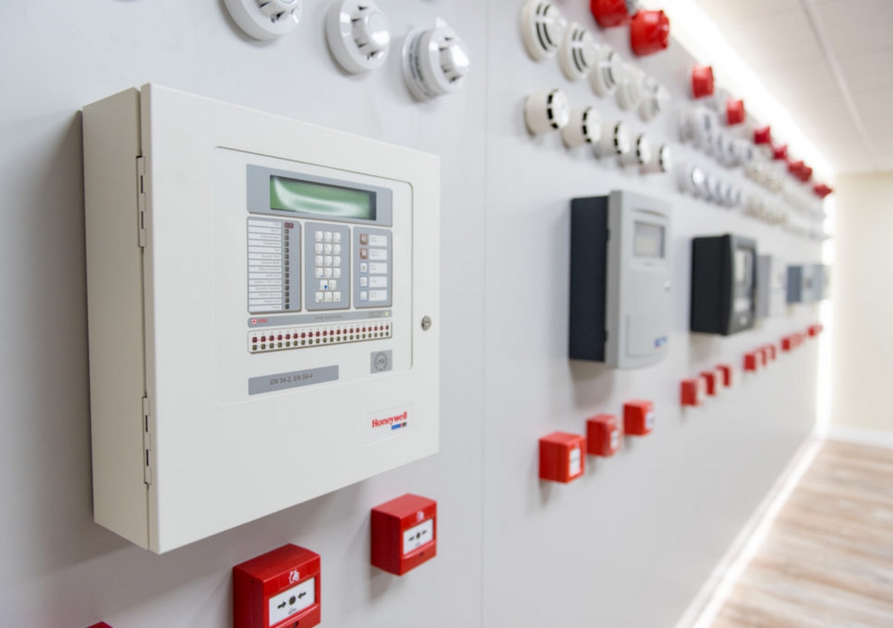 Для большинства современных зданий предусмотрено требование о проектировании автоматической пожарной сигнализации. Она передаст информацию на пульт МЧС без ручного вмешательства человека.